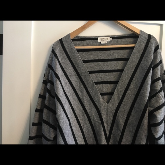 Gabrielle Molly Bracken V-Neck Women’s XL - Picture 1 of 2